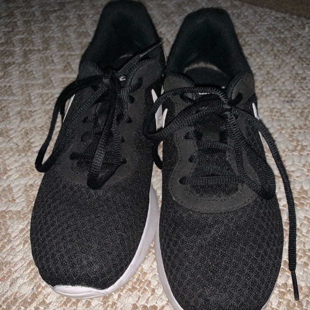 Tennis shoes